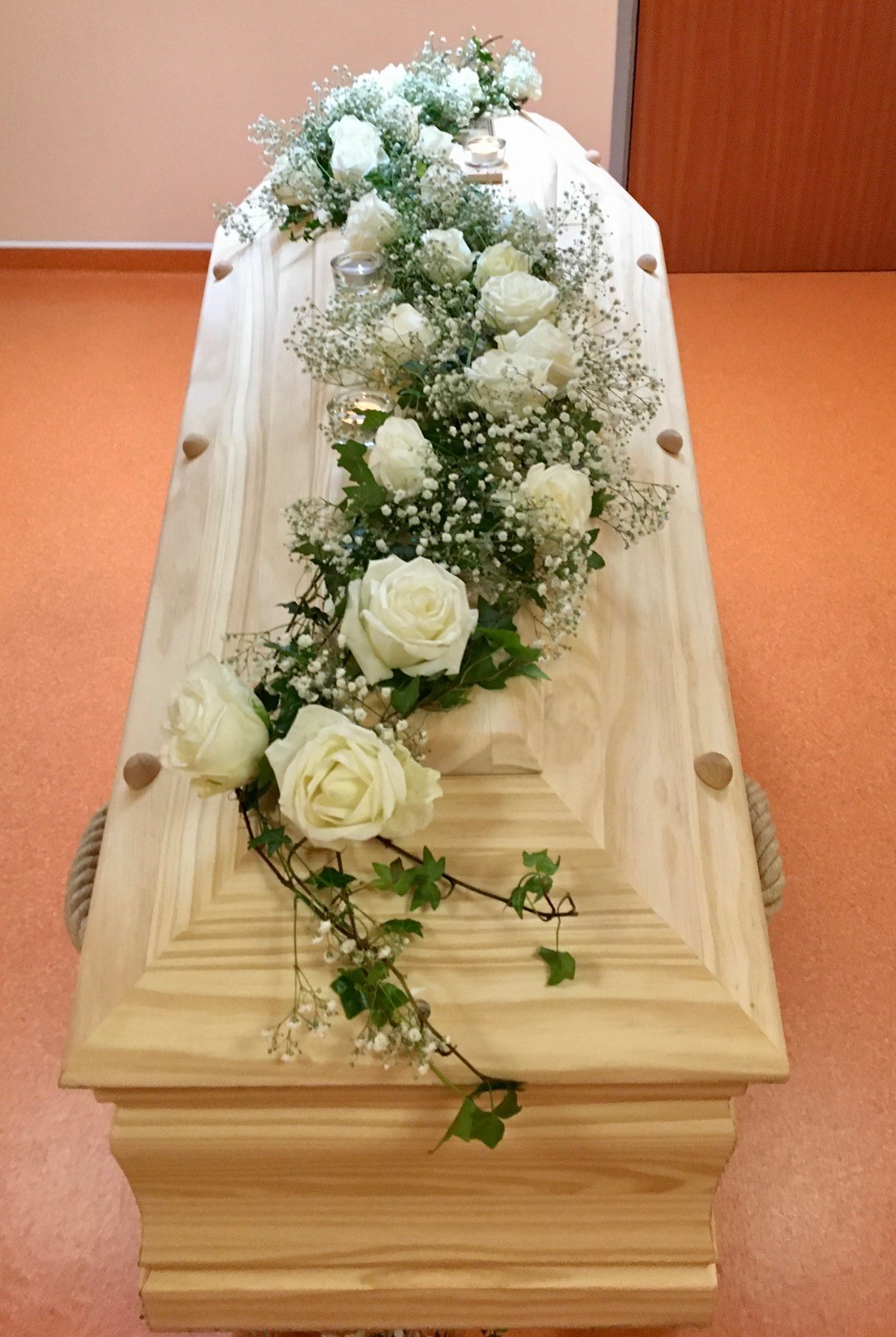 Chemin de cercueil roses blanches