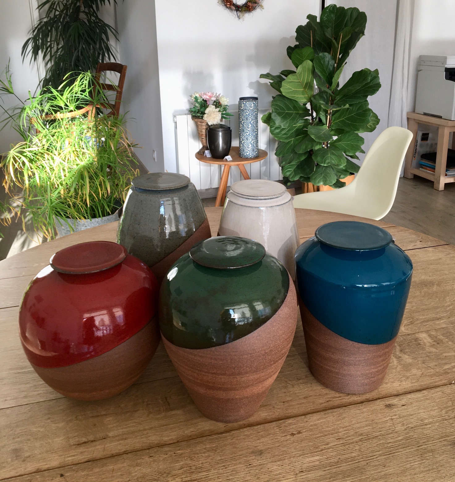 Urnes cinéraires artisanales en argile pour cérémonies d'obsèques