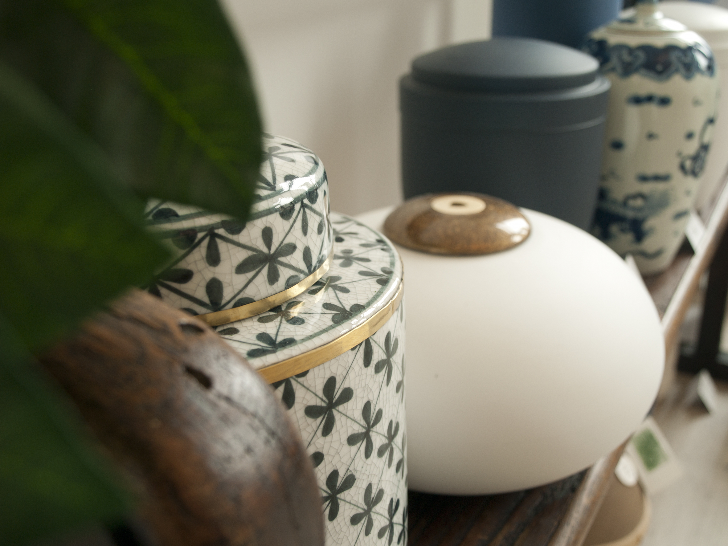 Urnes funéraires en céramique, obsèques organisées par les pompes funèbres L'autre rive