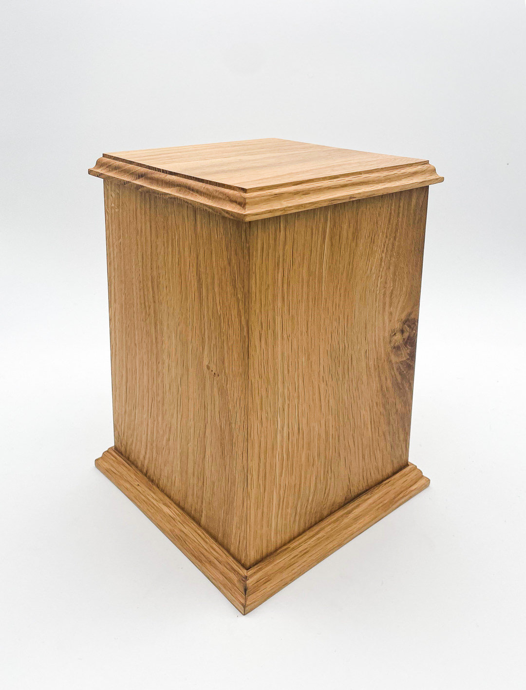 Urnes cinéraires en bois (chêne mouluré) pour cérémonies d'obsèques